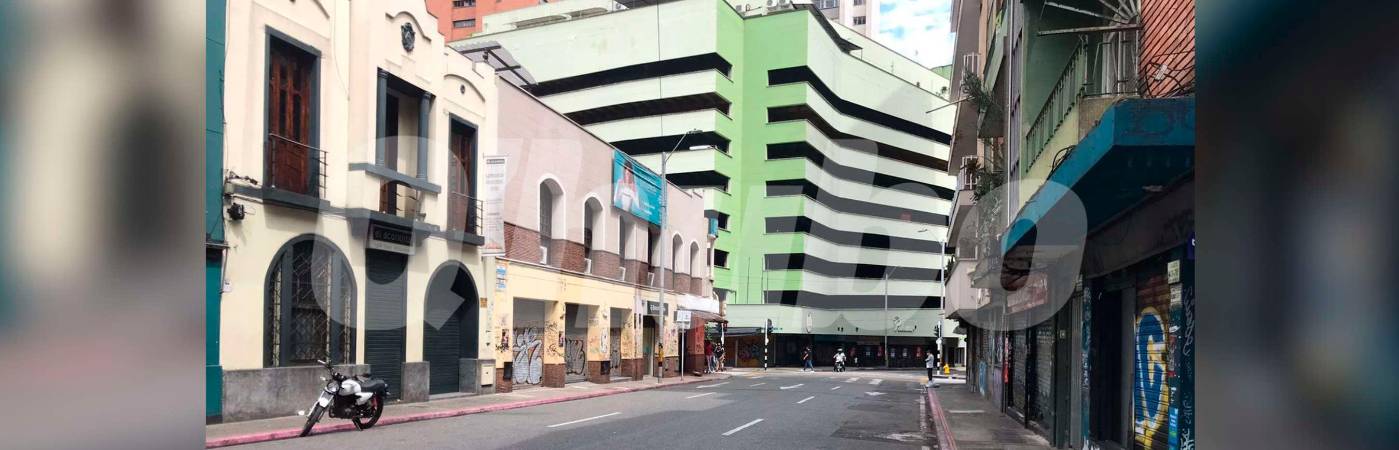 Por esta calle iban caminando víctima y victimario, al llegar a la esquina ocurrió el alegato y la agresión. /FOTO: LAURA ROSA JIMÉNEZ VALENCIA