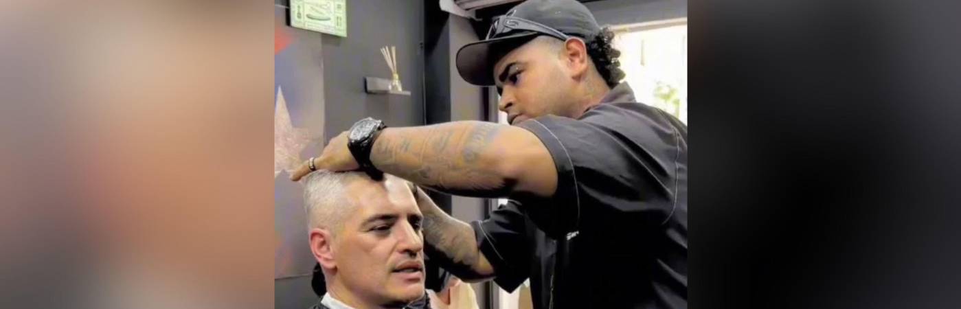 El reconocido barbero Wilmar Daza motilando al gobernador de Antioquia, Andrés Julián Rendón. FOTO: REDES SOCIALES