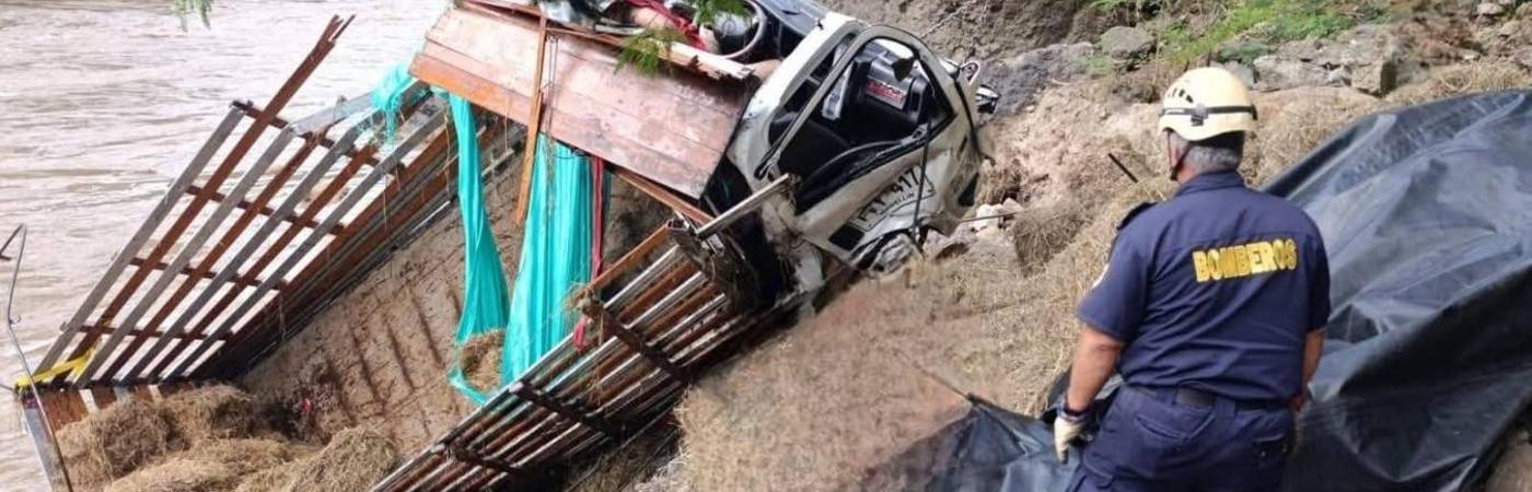 Camión se fue por un abismo y terminó en el río Cauca. FOTO: REDES SOCIALES