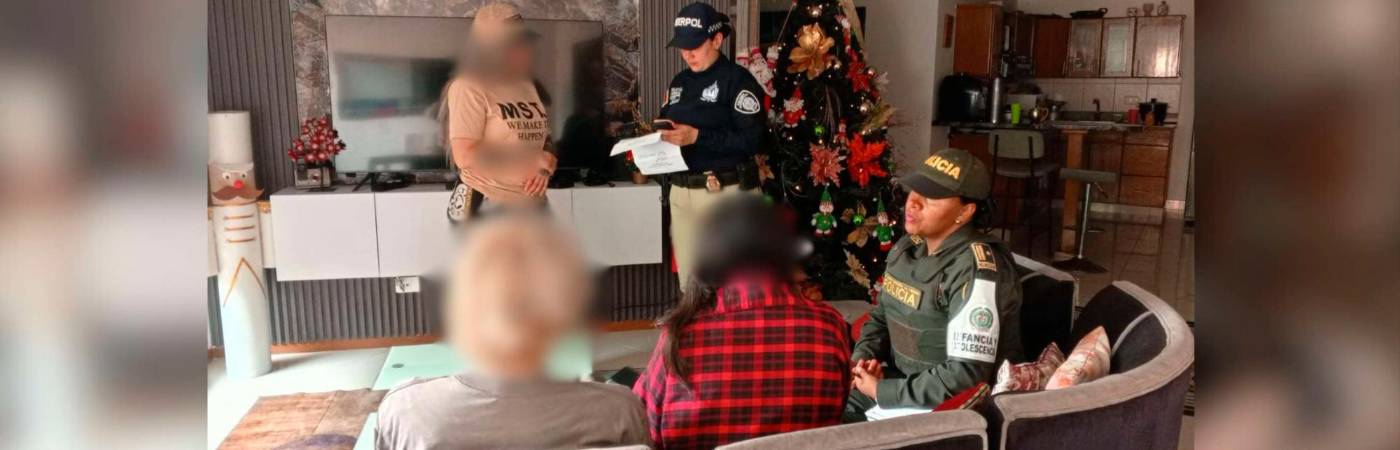 Momento en el que la menor fue hallada por las autoridades en Sabaneta. /FOTO: CORTESÍA