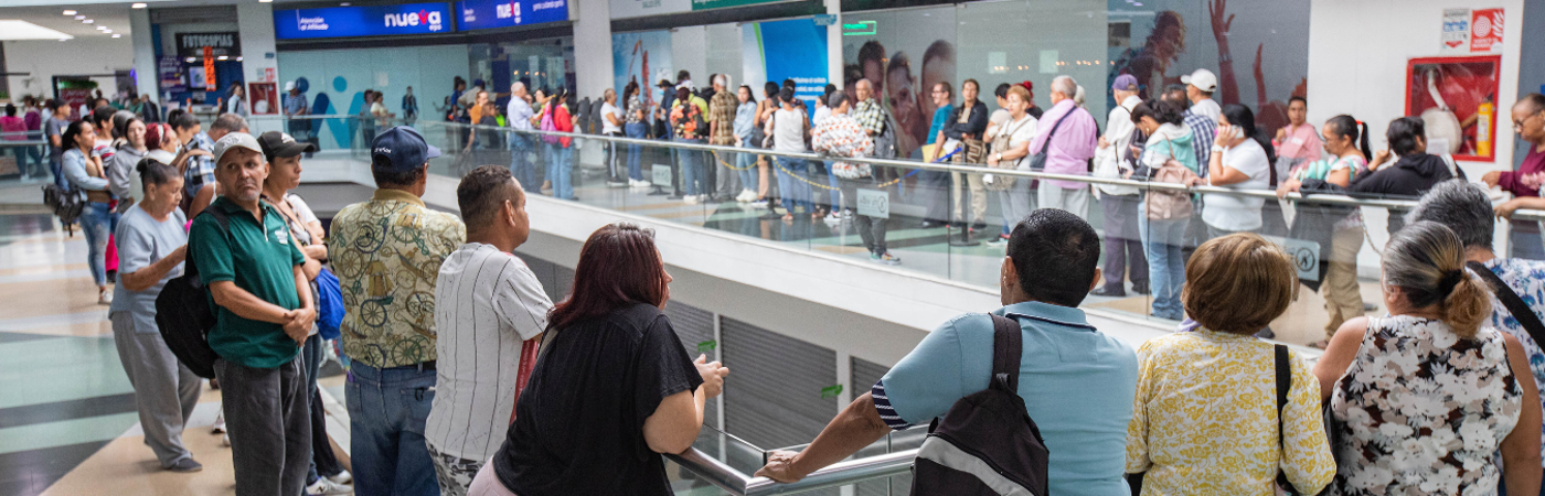 La escena de las filas, que parecen interminables, es una de las escenas más recurrentes a las afueras de los puntos de entrega de medicamentos. / FOTOS: ESNEYDER GUTIÉRREZ