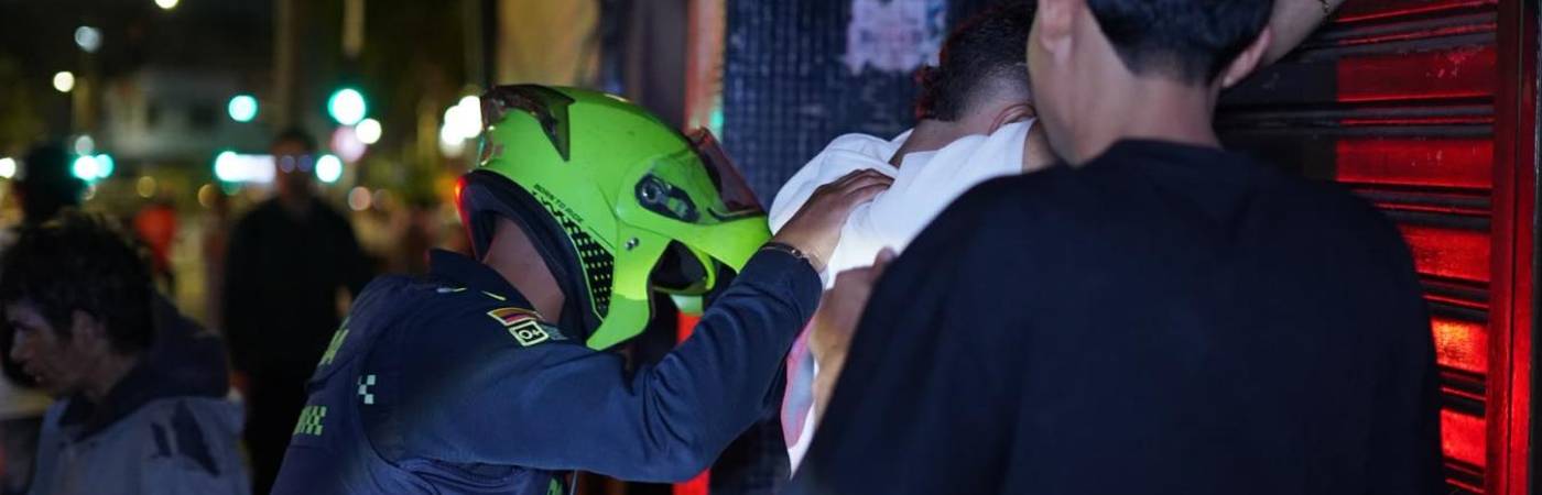 La Policía realizó revisiones de antecedentes y requisas a varias personas. FOTO: CORTESÍA ALCALDÍA DE MEDELLÍN