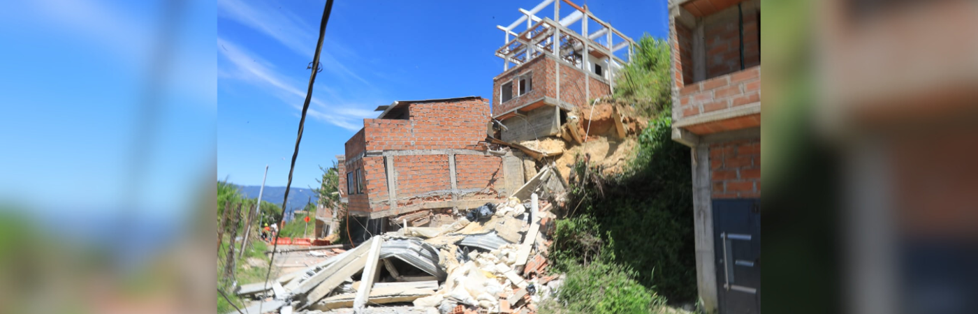 Colapso de vivienda en corregimiento San Cristóbal de Medellín./FOTO: ESNEYDER GUTIÉRREZ.