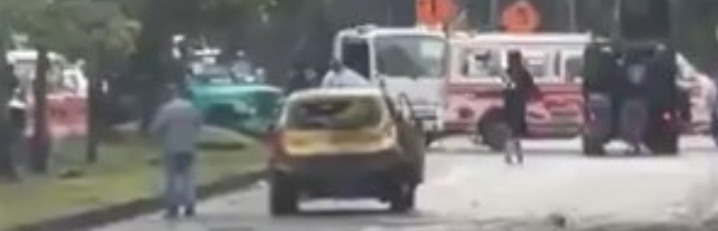 Los hechos se presentaron este jueves en la mañana en la Autopista Simón Bolívar, en el sector conocido como La Isla. / FOTO: PANTALLAZO DE VIDEO. 