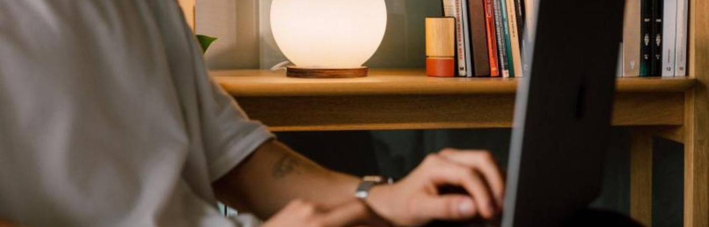 El router de luz en forma de lámpara es uno de los distintivos de Somos, además de una pieza decorativa para sus espacios. / FOTO: CORTESÍA SOMOS INTERNET