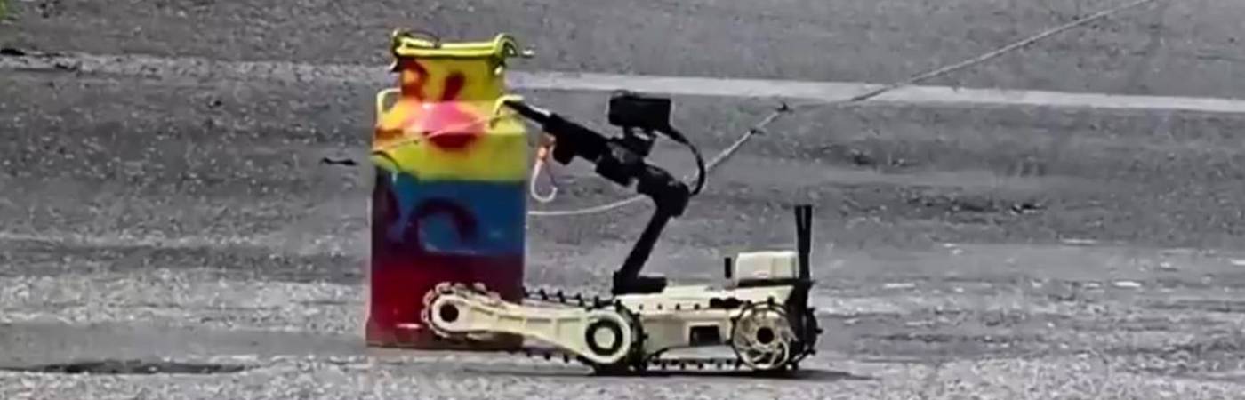 Robot del Ejército desactivando las canecas cargadas con explosivos a la altura de Valdivia, Norte de Antioquia. FOTO: CORTESÍA DENUNCIAS ANTIOQUIA