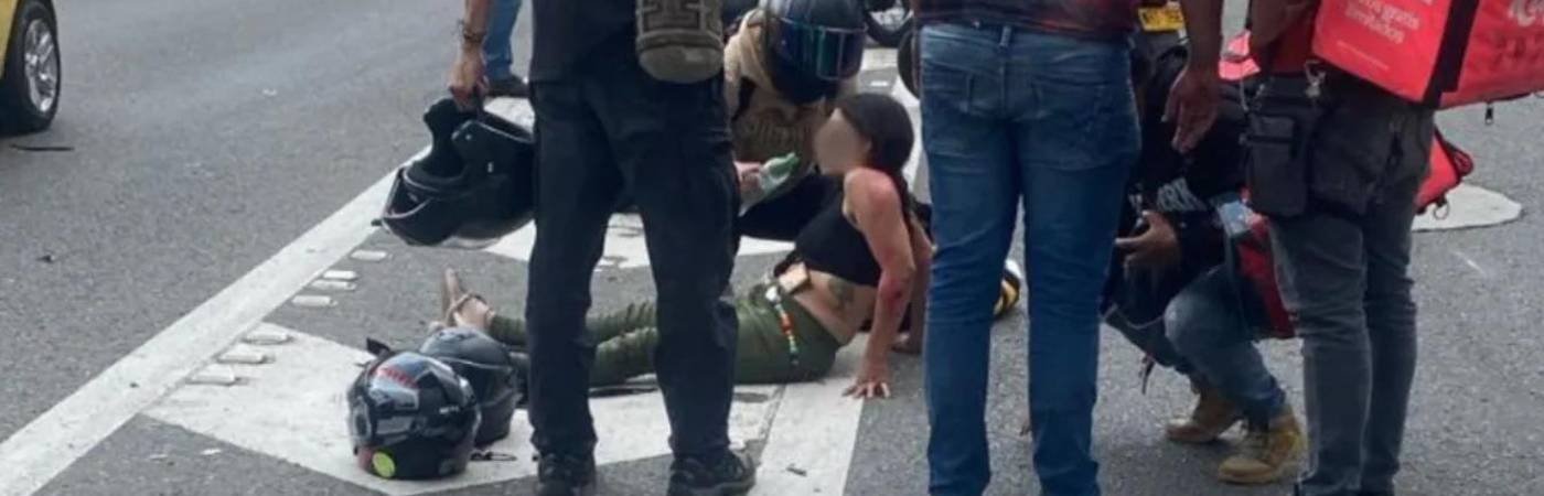 La mujer lesionada recibió atención en el lugar. FOTO TOMADA DE HORA 13 NOTICIAS