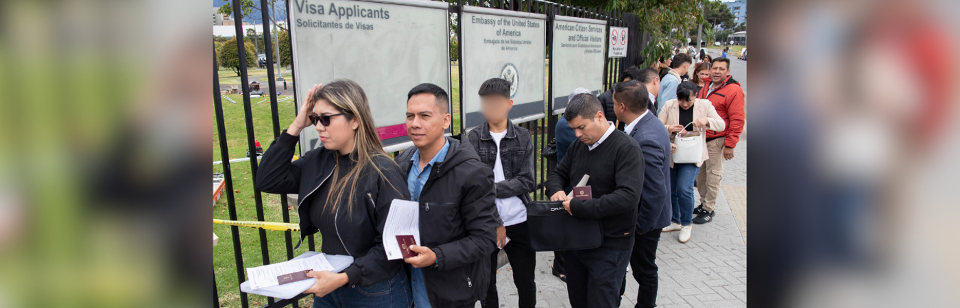 Personas realizan fila para expedir su visa americana. /FOTO: AFP