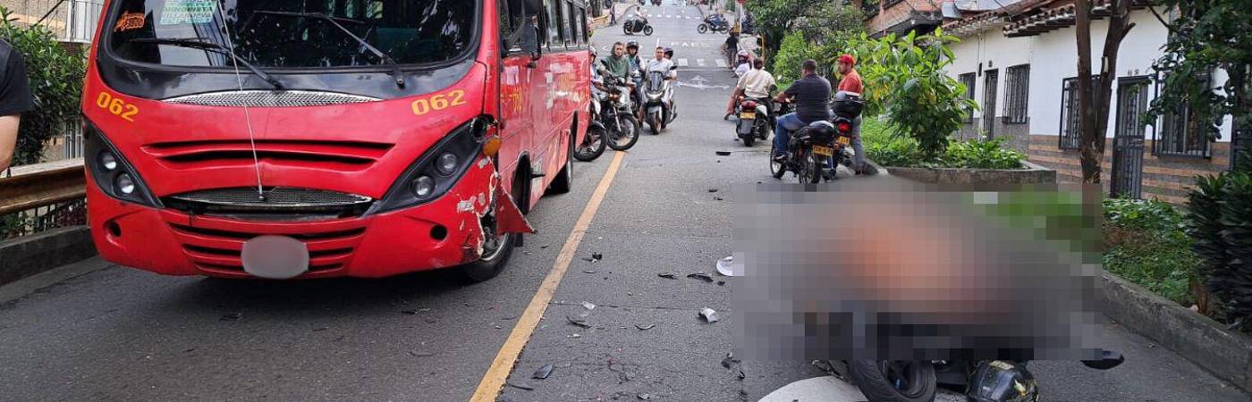 El Cuerpo Oficial de Bomberos encontró al motociclista sin signos vitales. FOTO: DENUNCIAS ANTIOQUIA