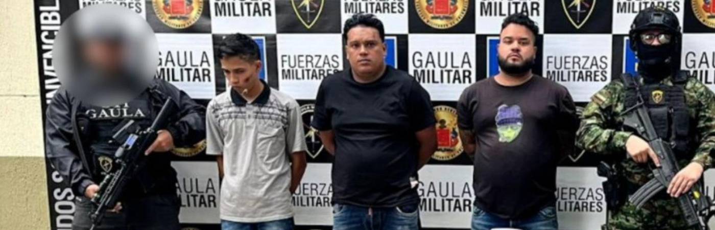 Los sujetos fueron capturados mientras recibían la supuesta extorsión. FOTO: CORTESÍA FISCALÍA GENERAL DE LA NACIÓN 