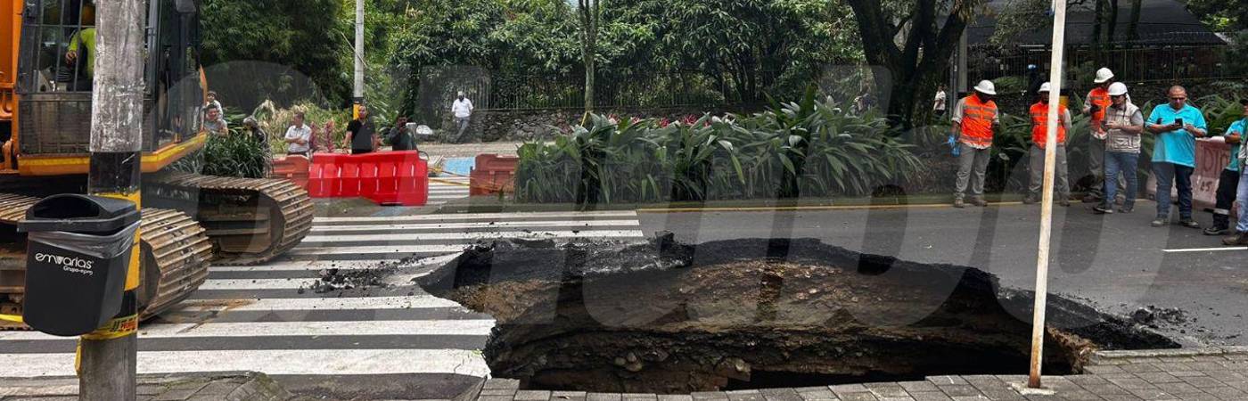 El socavón se encuentra a la altura del hotel Dann Carlton; autoridades indican vías alternas. FOTO: FAISURY SÁNCHEZ