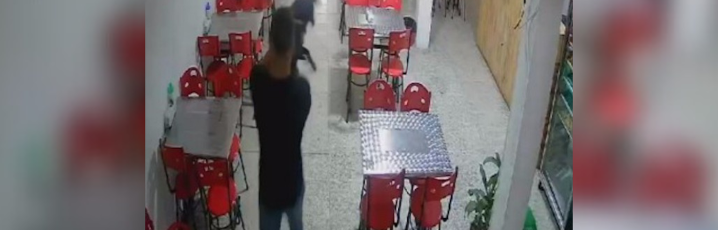 La agresión fue registrada por cámaras de seguridad. /FOTO: CORTESÍA