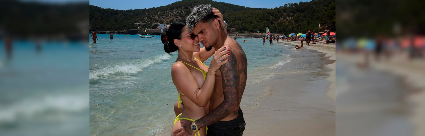 Luis Díaz junto a su esposa Geraldine Ponce en las playas de Ibiza, España. /FOTO: INSTAGRAM @gera25ponce