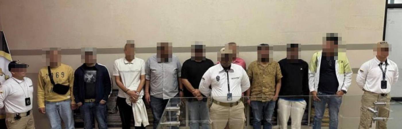 Ellos son los nueve gringos inadmitidos del país tras una revisión de su equipaje. FOTO: CORTESÍA MIGRACIÓN COLOMBIA