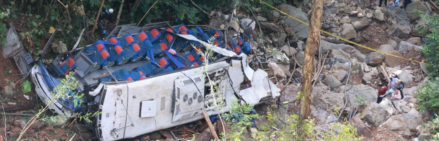 El bus rodó por un abismo y quedó totalmente destrozado. FOTO: MANUEL SALDARRIAGA 