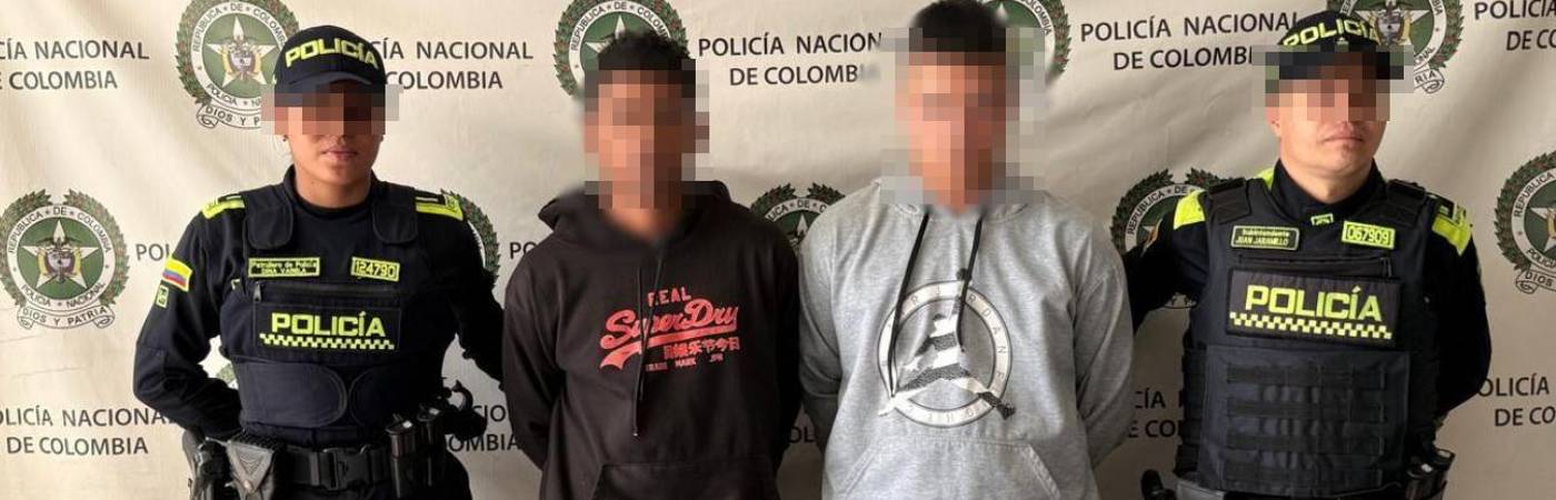 Capturados por distribuir panfletos intimidatorios en Itagüí. FOTO: POLICÍA METROPOLITANA 