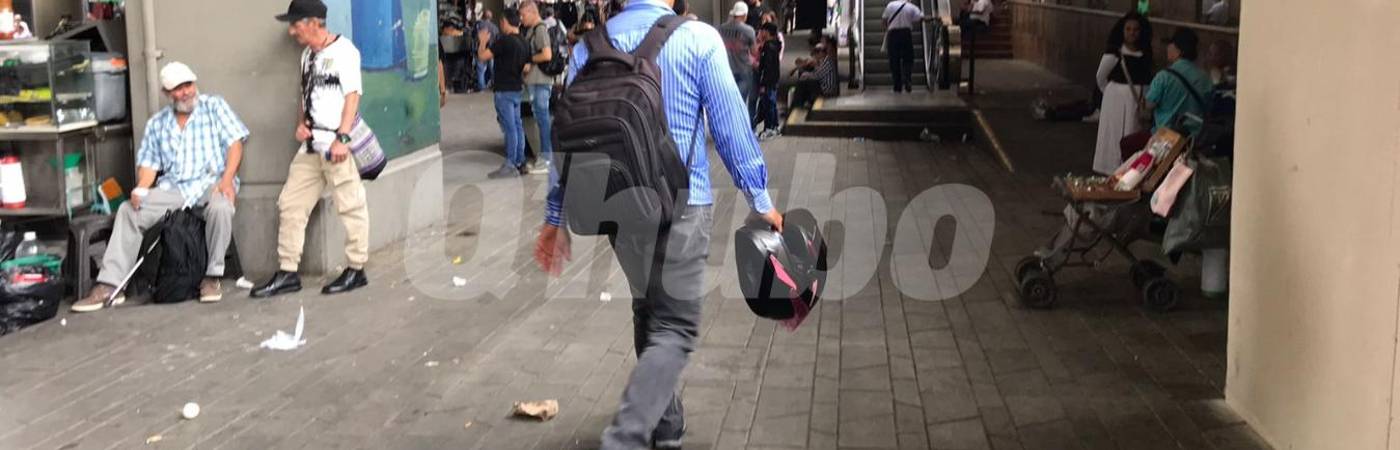 Sitio donde se desplomó la víctima, en bajos de la estación Parque Berrío del metro. FOTO: LAURA ROSA JIMÉNEZ VALENCIA