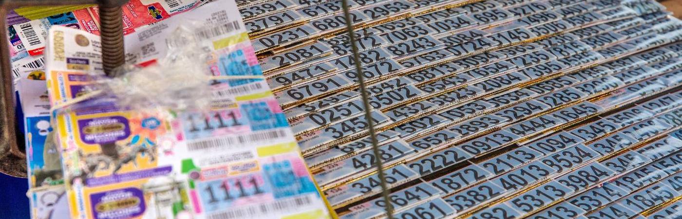 Venta de loterías en Medellín. FOTO: CAMILO SUÁREZ