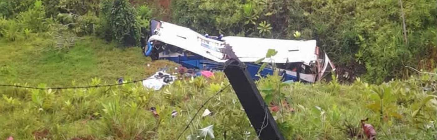 Así quedó el bus accidentado en el sector Alto del Águila en Puerto Berrío. FOTO: TOMADA DE FACEBOOK 
