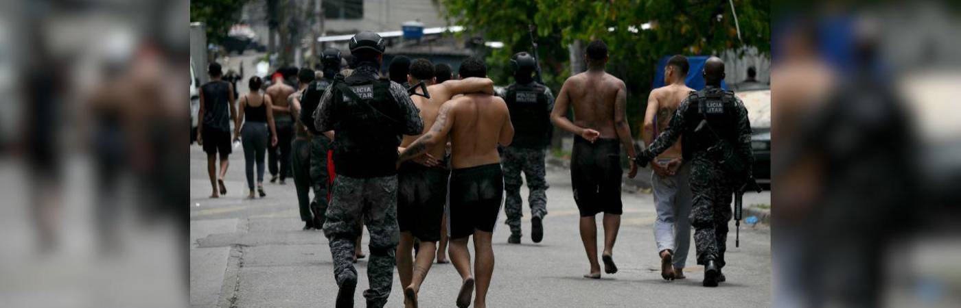 Muchos fueron los capturados en este operativo de las autoridades brasileras contra el Comando Vermelho. / FOTO: AFP