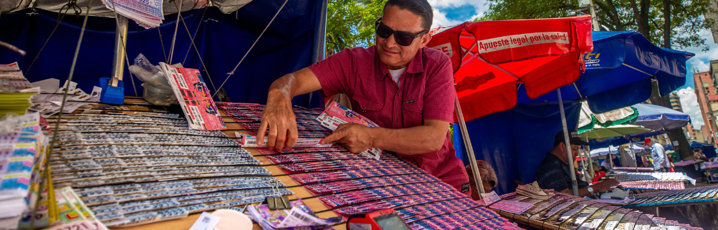 Venta de loterías en Medellín. FOTO: CAMILO SUÁREZ