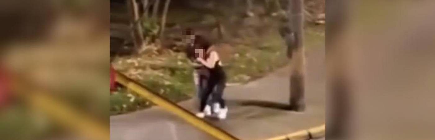 Momento captado en cámara cuando la mujer fue agredida por quien sería su pareja. /FOTO: CAPTURA DE VIDEO DENUNCIAS ANTIOQUIA