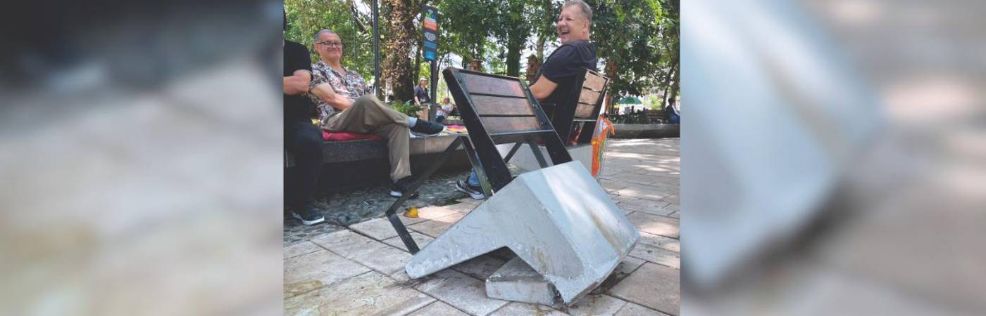 Las sillas son movidas de su lugar y por eso es que se dañan, incluso encontramos algunas encima de las jardineras. Los ciudadanos aseguran que las corren para poner los pies o acostarse. FOTOS: SINDY VALLE