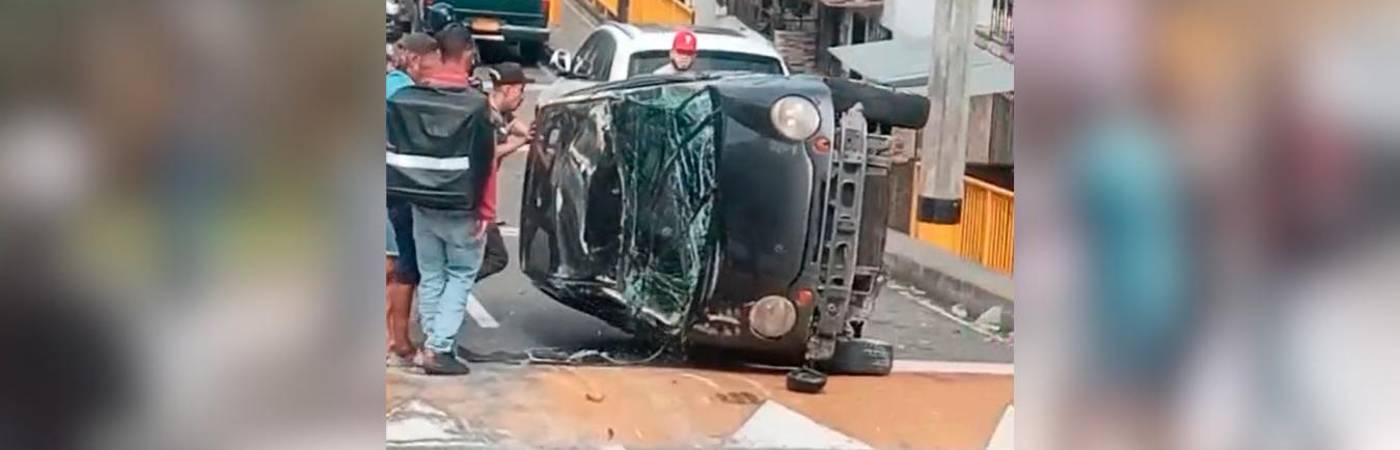 Así quedó el carro tras la pérdida de control del conductor. FOTO: CAPTURA DE PANTALLA TOMADA DE CHISME FRESCO MEDELLÍN