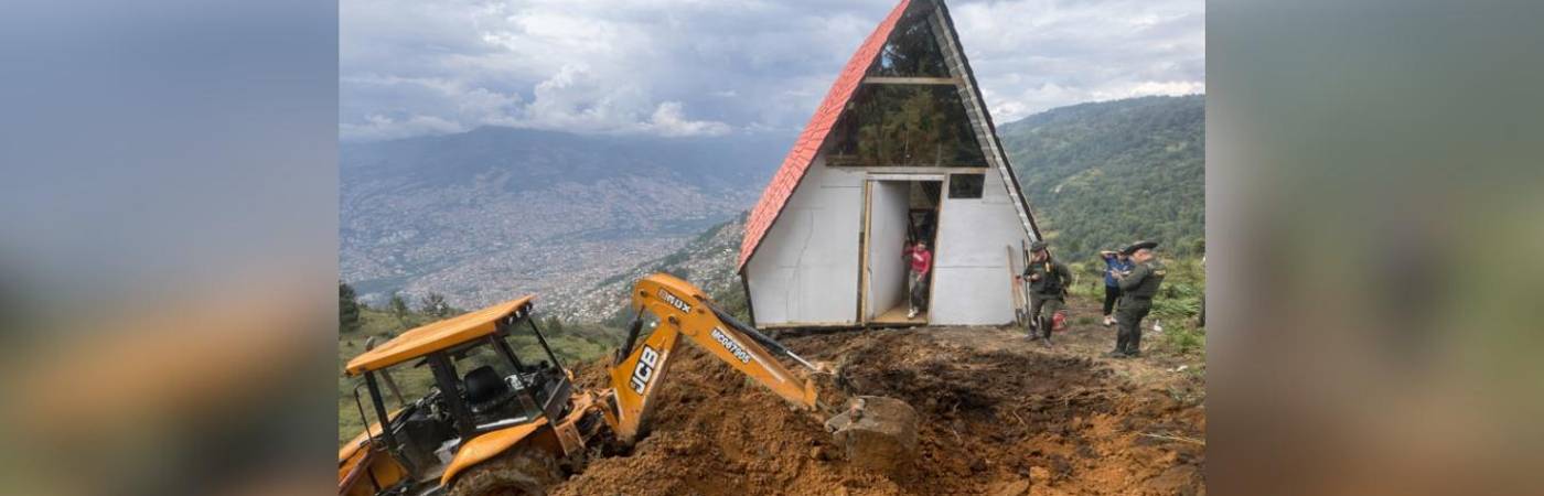 Obra demolida en Santa Elena por fallo policial. FOTO: ALCALDÍA DE MEDELLÍN