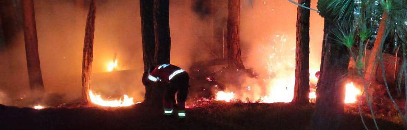 El Cuerpo de Bomberos Bello acudió al llamado de la comunidad y logró extinguir el incendio en un lapso de 2 horas. FOTO: FACEBOOK ALCALDÍA DE BELLO.