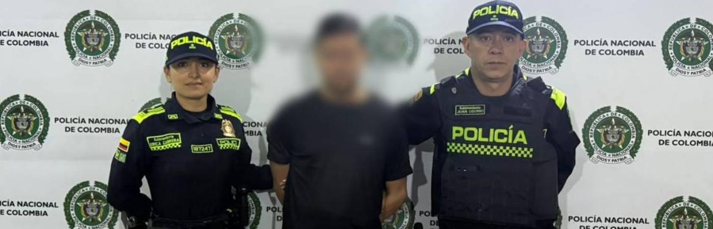 Procedimiento de captura contra el presunto responsable. FOTO: CORTESÍA POLICÍA METROPOLITANA DEL VALLE DE ABURRÁ