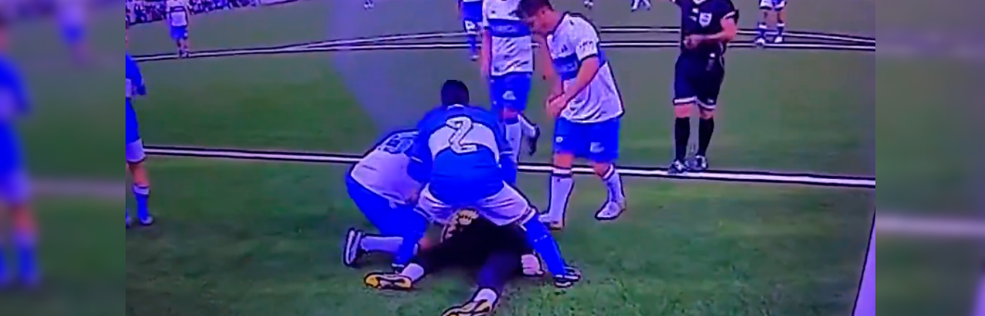 Los jugadores de ambos equipos corrieron a auxiliar al arquero que se desplomó. / FOTO: TOMADA DE VIDEO 