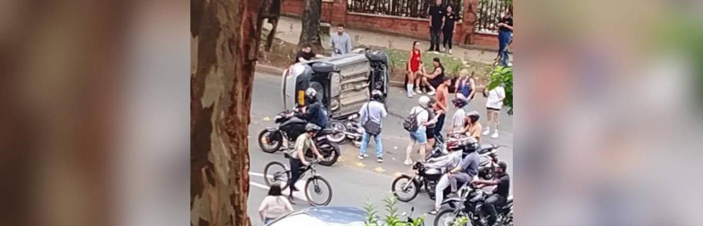 La multitud se acercó para tratar de auxiliar a los lesionados. FOTO: TOMADA DE FACEBOOK INFORMATIVO DIGITAL EL HERALDO NORTE
