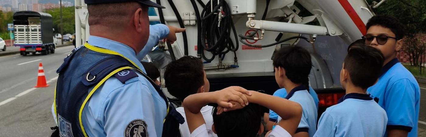 Los menores escuchan con atención las indicaciones del agente de tránsito. FOTO: CORTESÍA 