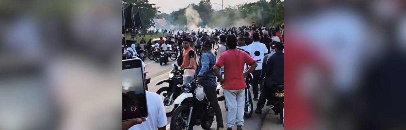 Los disturbios ya han dejado varios vehículos quemados. FOTO: FACEBOOK ATENCIÓN NOTICIAS