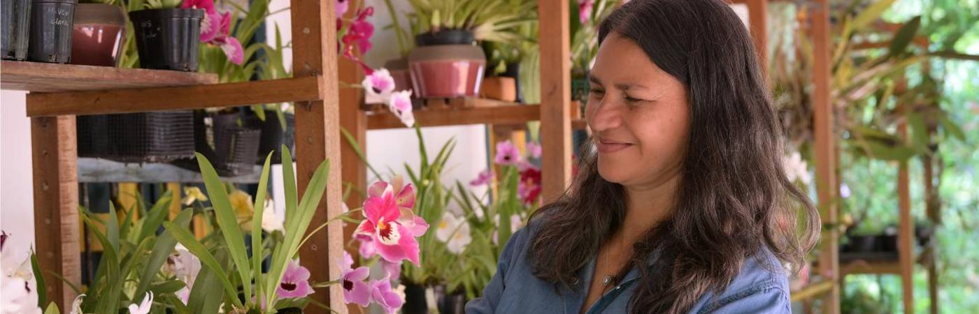 Giselly Estrada decidió ubicar su negocio de orquídeas en San Antoniode Prado, una tierra que le ha brindado su sustento. / FOTO: CORTESÍA ALCALDÍA DE MEDELLÍN