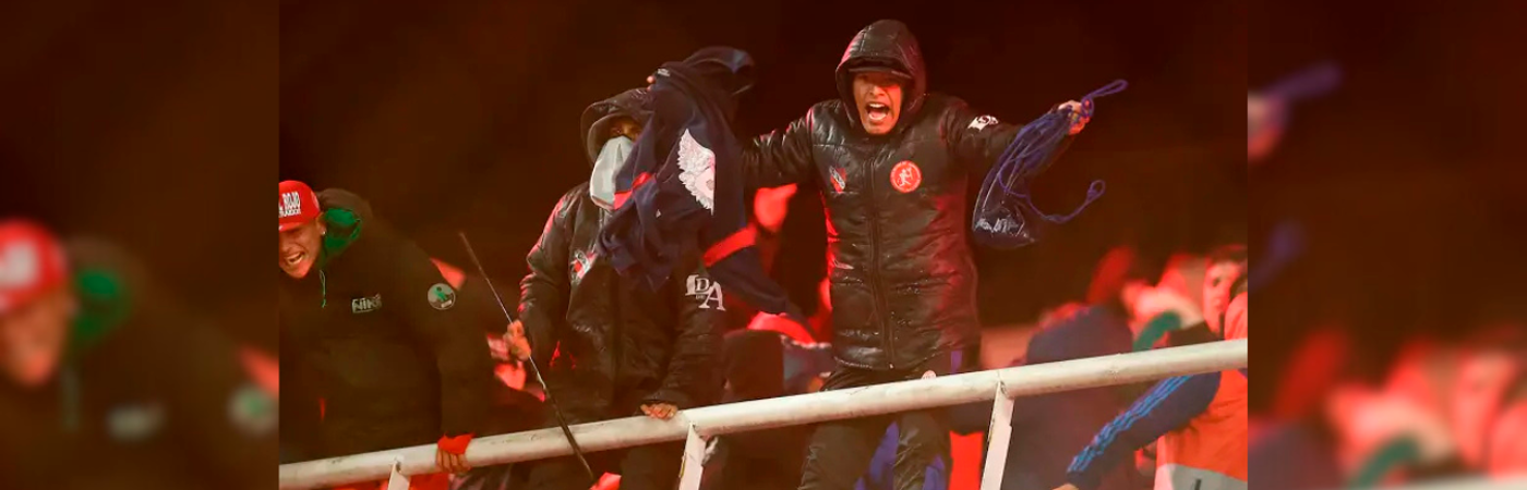 Los enfrentamientos en las graderías provocaron heridos, detenidos y daños en el estadio Libertadores de América. / FOTO: AFP