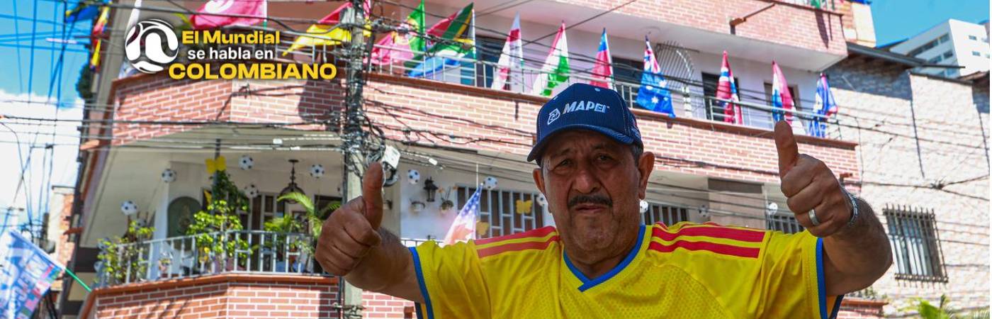 Tavo puso, con la ayuda de su esposa, cada una de las banderas. FOTO: MANUEL SALDARRIAGA