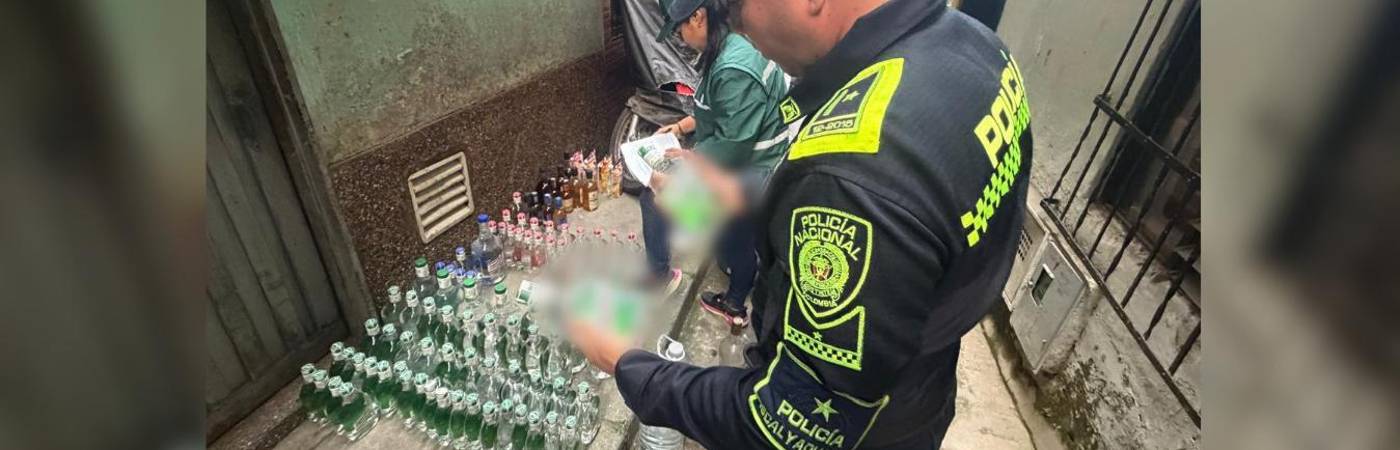 En total, fueron 128 botellas de licor adulterado de distintas marcas las que se hallaron en Caicedo. FOTO: CORTESÍA POLICÍA METROPOLITANA 