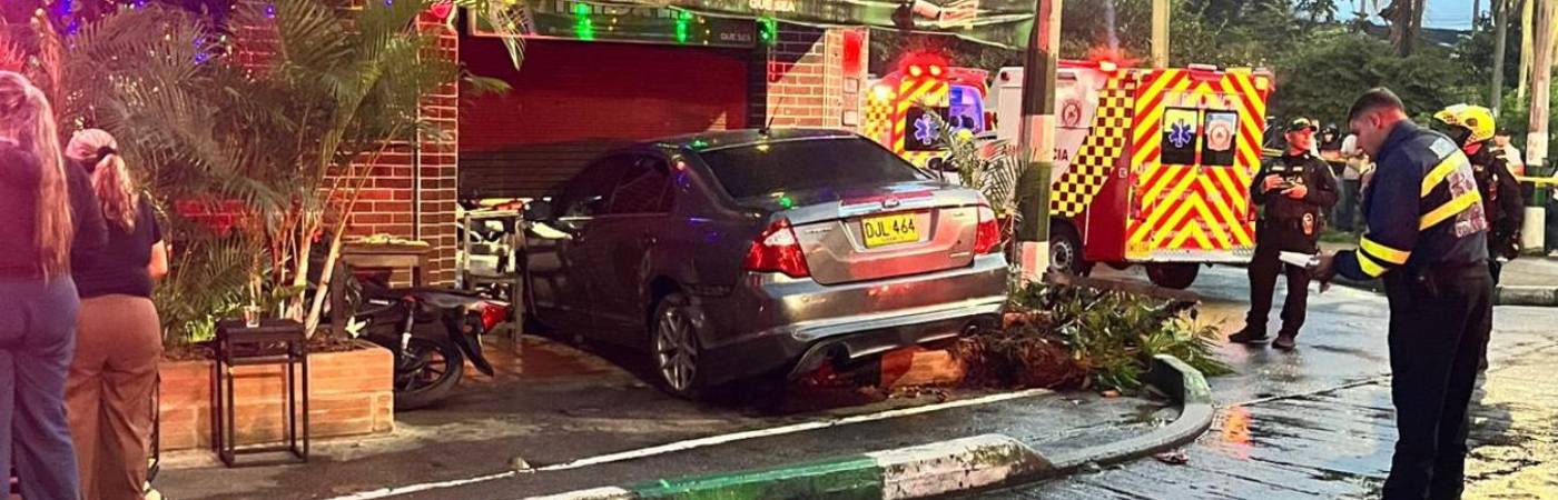 Así quedó el carro tras el impacto de frente. FOTO: CORTESÍA DENUNCIAS ANTIOQUIA