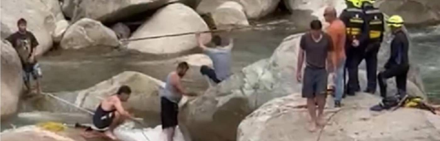 Recuperación del cuerpo en el río Cocorná. FOTO: CAPTURA DE VIDEO TOMADA DE MIORIENTE