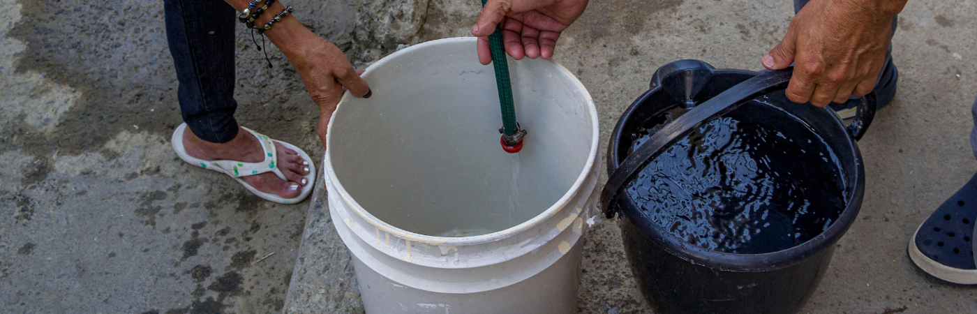 Imagen referencia de ciudadanos recogiendo agua en baldes. / FOTO: ARCHIVO SANTIAGO MESA