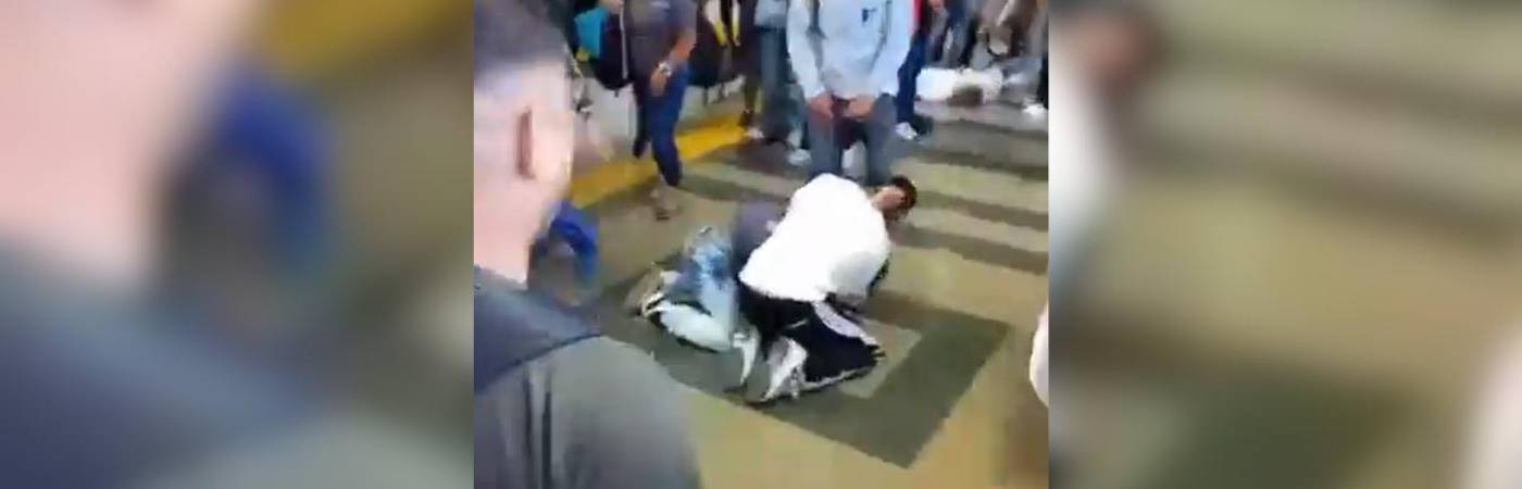 Momento de la pelea captada en video. FOTO: CAPTURA DE VIDEO REDES SOCIALES