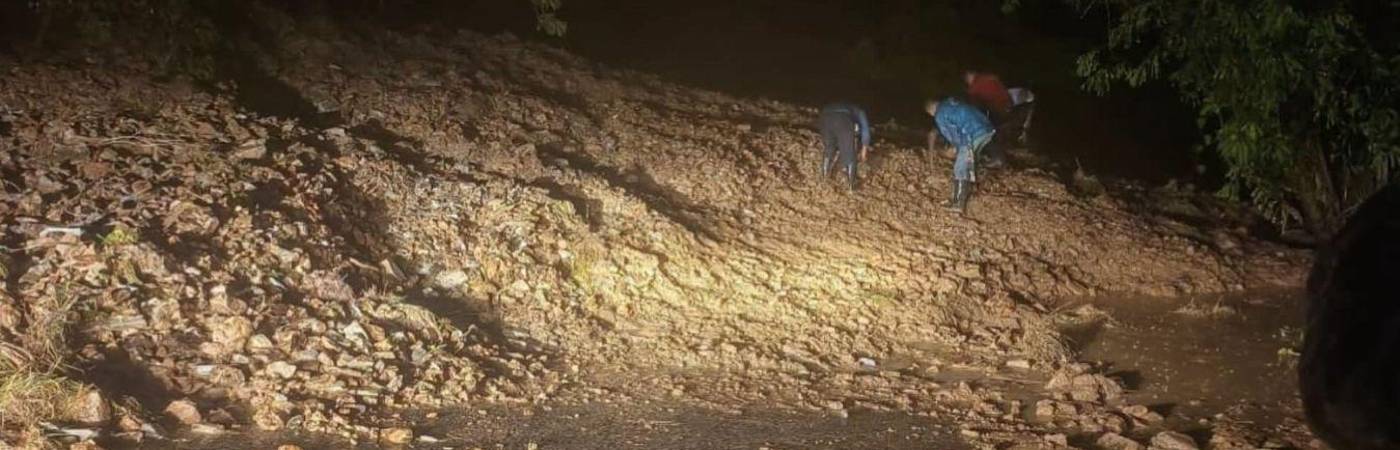 El derrumbe fue ocasionado por las fuertes lluvias del 3 de julio. FOTO: FACEBOOK NP NOTICIAS