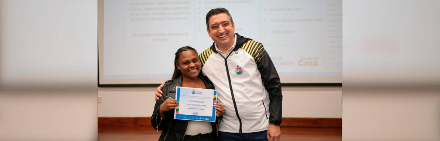 El alcalde Diego Torres durante la entrega de subsidios de mejoramiento de vivienda. FOTO: CORTESÍA
