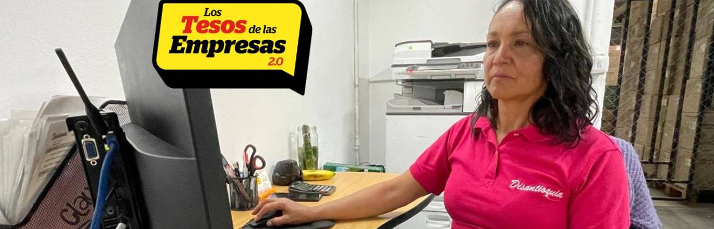 La mayoría de labores de Claudia son el computador, pero cuando debe acelerar un pedido ella misma va y lo despacha. FOTOS: JAIDER ESCOBAR