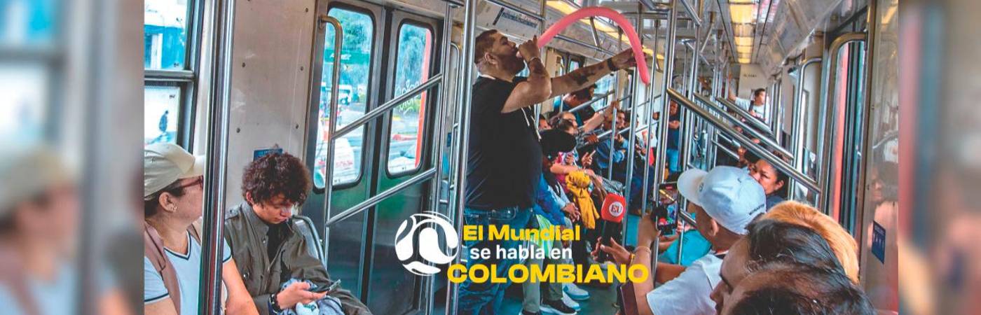 Por casi 10 minutos, los usuarios del metro en la capital mexicana se entretuvieron con los actos presentados por este mago improvisado que se rebusca la vida en esta ciudad. FOTO: JUAN ANTONIO SÁNCHEZ