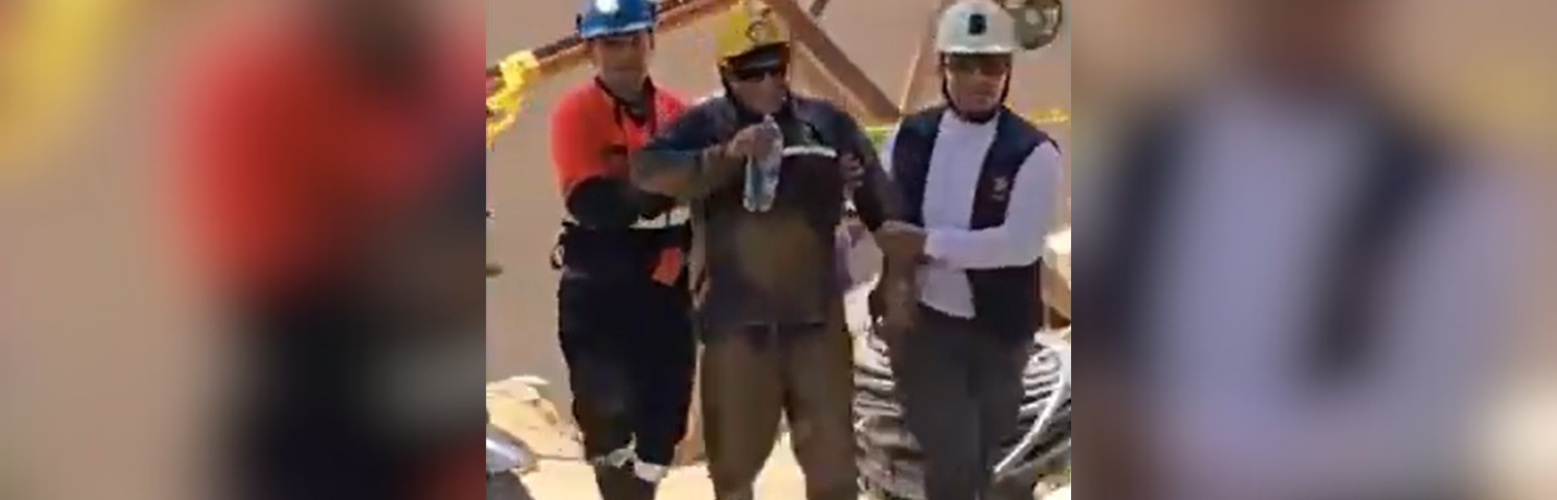 Momento en que uno de los mineros salía del socavón con ayuda de organismos de socorro. /FOTO: CAPTURA DE VIDEO AGENCIA NACIONAL DE MINERÍA