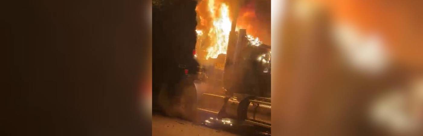 Quema de vehículos en Puerto Valdivia. FOTO: CAPTURA DE VIDEO CORTESÍA DENUNCIAS ANTIOQUIA