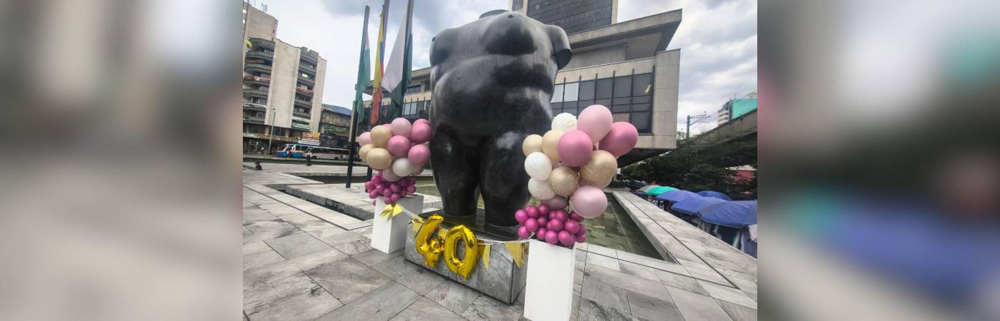 Así decoraron el pedestal del Torso de mujer o La Gorda del parque Berrío para celebrarle sus primeros 40 años. FOTO: CORTESÍA BANREP